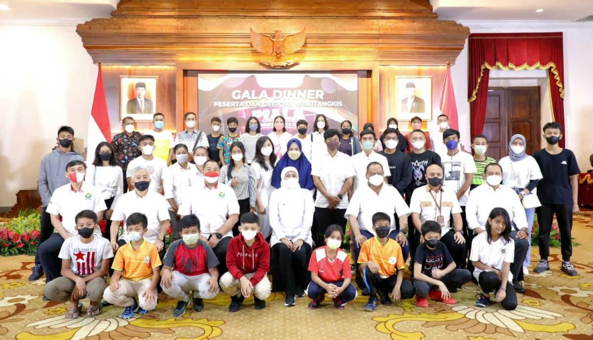 Gubernur Jawa Timur (Jatim) Khofifah Indar Parawansa bersama peserta kejuaraan bulutangkis.(Foto: Humas Pemprov Jatim)