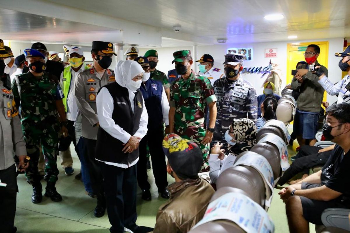 Gubernur Jawa Timur (Jatim) Khofifah Indar Parawansa memantau arus balik di Pelabuhan Ketapang, Banyuwangi, Sabtu (7/5/2022).(Foto: Humas Pemkab Bayuwangi)