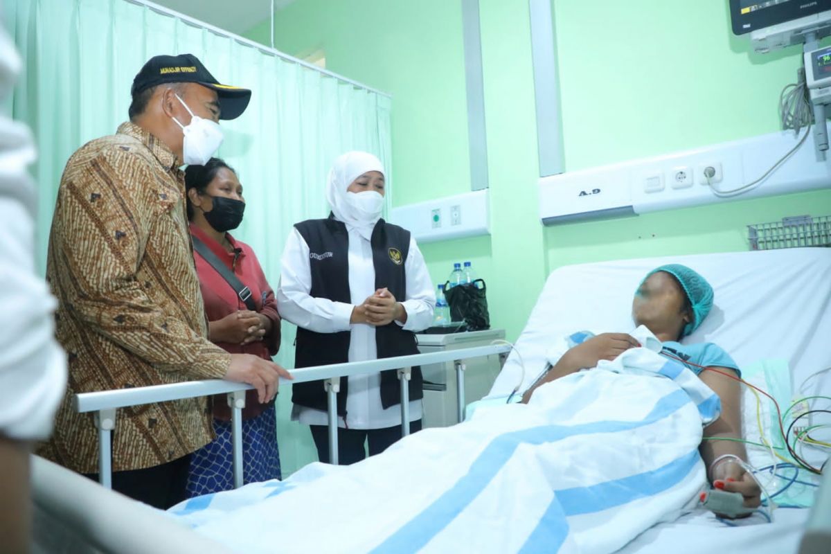 Menko PMK Muhadjir Effendy bersama Gubernur Jawa Timur (Jatim) Khofifah Indar Parawansa menjenguk korban seluncuran ambrol yang dirawat di RSUD dr Soetomo Surabaya.(Foto: Humas Pemprov Jatim)