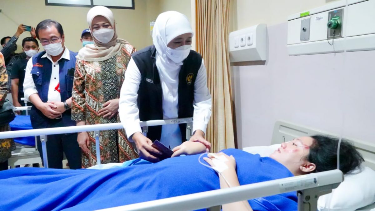 Gubernur Jawa Timur Khofifah Indar Parawansa menjenguk korban luka kecelakaan bus pariwisata di tol Surabaya-Mojokerto yang dirawat di Rumah Sakit Citra Medika. (Foto: Humas Pemprov Jatim)