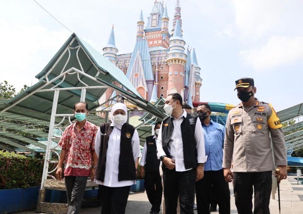 Khofifah bersama Eri Cahyadi saat meninjau wahana di KenPark Surabaya, yang ambrol Sabtu kemarin. (Foto: Dok Pemprov jatim/jatimnow.com)