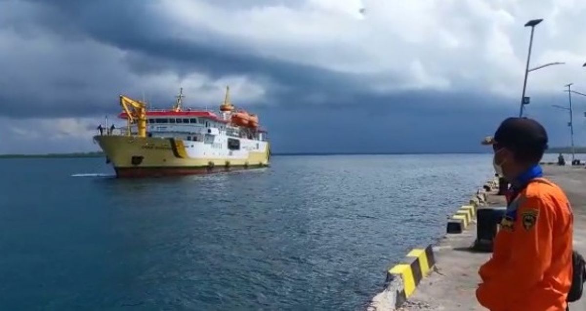 KMP Sabuk Nusantara 91 berhasil lepas kandas usai ditarik dari Perairan Sapeken, Sumenep. (Foto: Syafrudin for jatimnow.com)