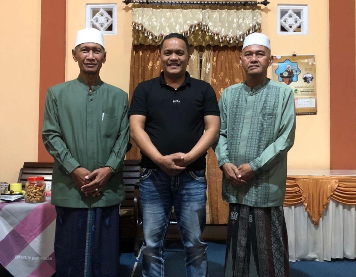 Kombes Pol Nasrun Pasaribu (berkaus hitam) bersama Pengasuh Pondok Pesantren Darussalam Blokagung KH Ahmad Hisyam Syafaat (kanan).(Foto: Rony Subhan)
