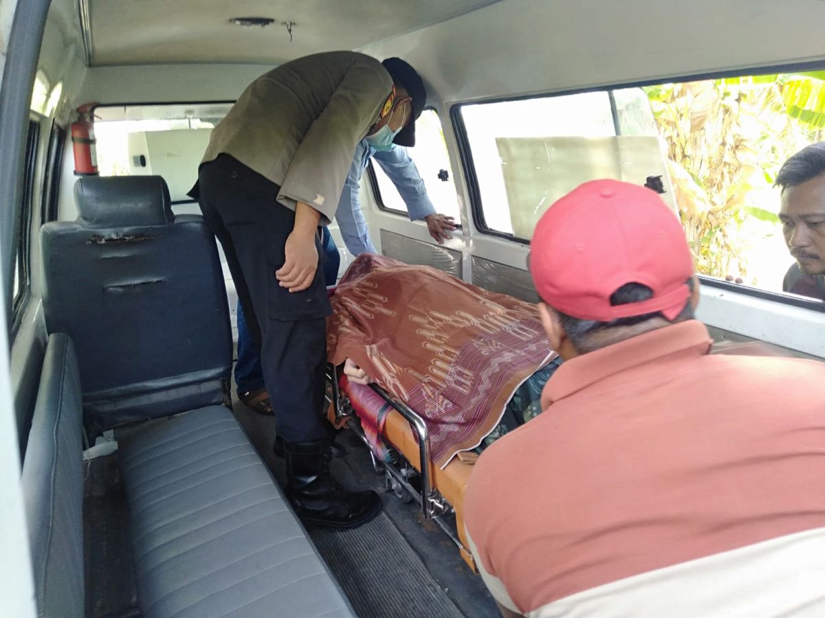 Jenazah korban gantung diri saat dievakusi petugas. (Foto : Humas Polres Lamongan for Jatimnow.com)