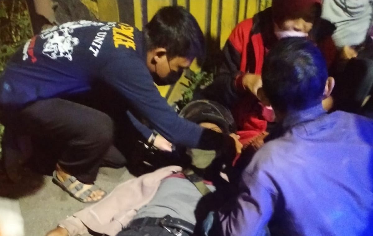 Pasutri korban jambret saat mendapat pertolongan dari petugas. (Foto: Juli for jatimnow.com)