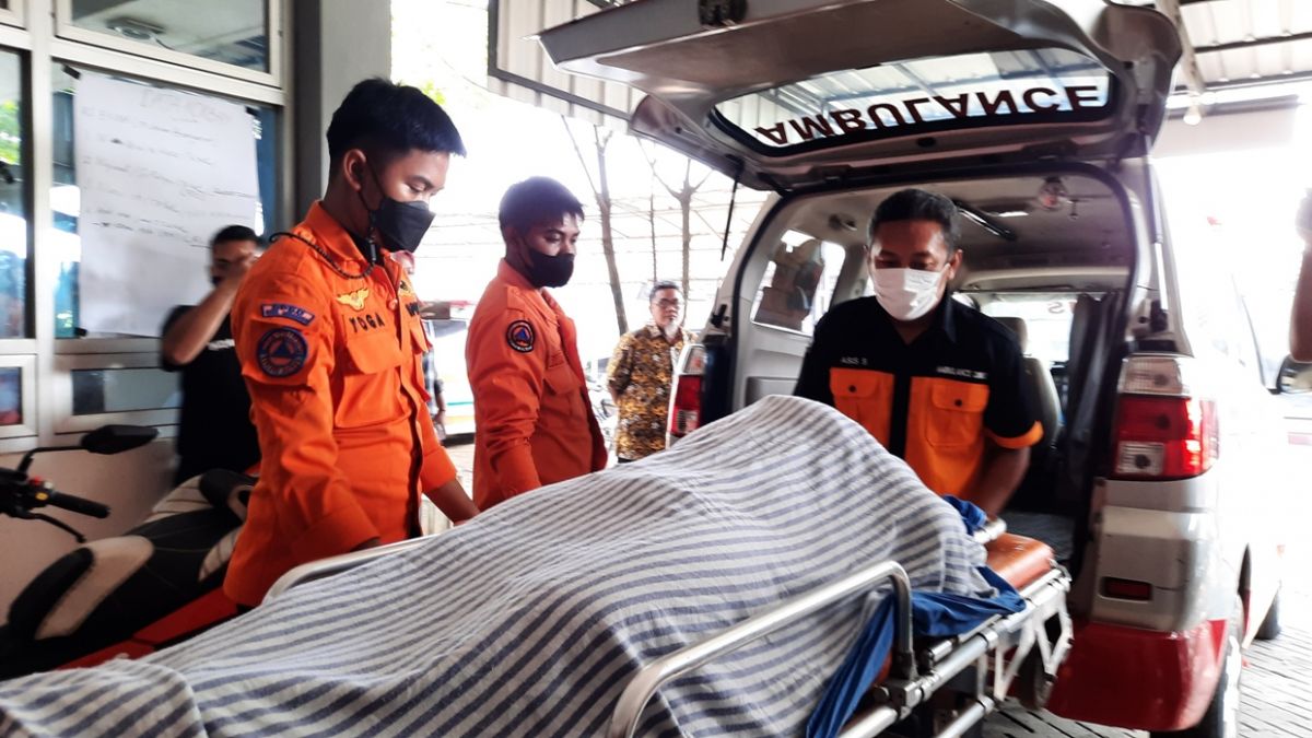 Jenazah korban kecelakaan bus saat di RSUD dr Wahidin Sudiro Husodo.(Foto: Achmad Supriyadi jatimnow.com)