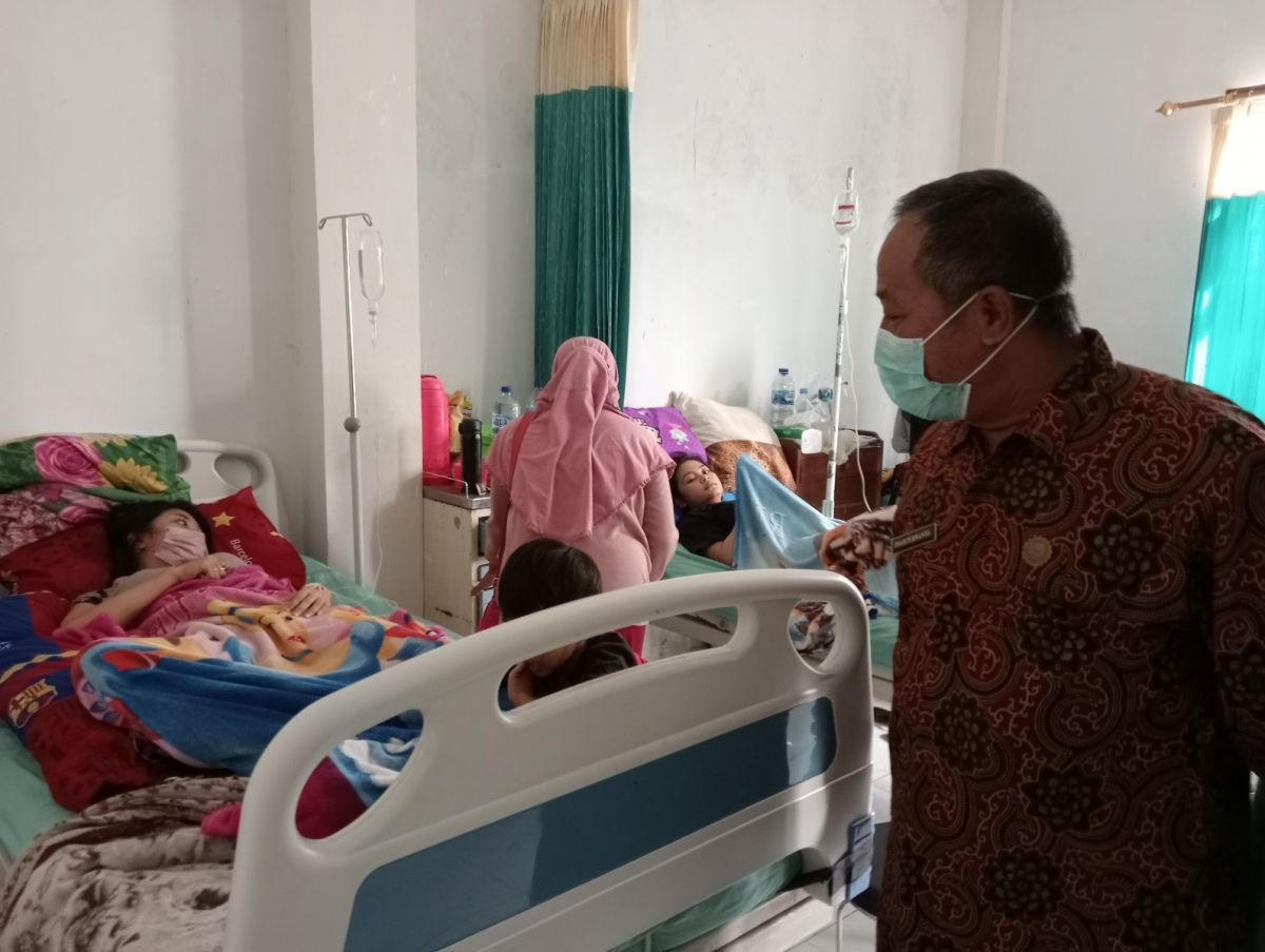 Warga Dusun Garu, Desa Podoroto yang masih menjalani perawatan di Puskesmas Kesamben lantaran mengalami mual, muntah serta diare setelah memakan nasi kotak.(Foto: Elok Aprianto)