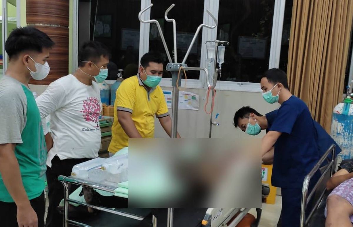 Korban luka bakar dalam kecelakaan motor dievakuasi ke RSUD Bojonegoro. (Foto: Polsek Sukosewu/jatimnow.com)