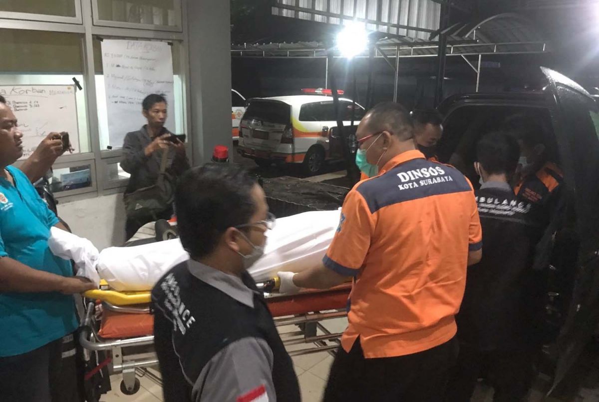 Jenazah korban kecelakaan bus di Tol Mojokerto dibawa ke Surabaya (Foto: Herman for jatimnow.com)