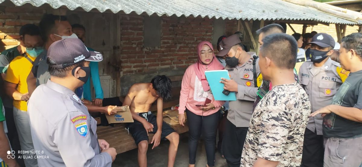Korban terseret ombak di Pantai Konang Trenggalek yang berhasil di selamatkan.(Foto: Polsek Panggul)