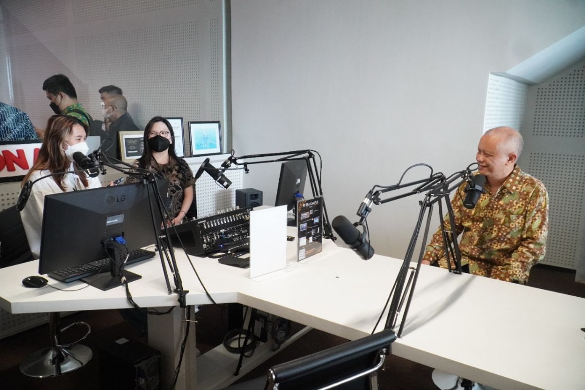 Rektor UK Petra Surabaya Prof. Djwantoro Hardjito (batik) saat mencoba siaran di Lab Radio UK Petra.(Foto: UK Petra)