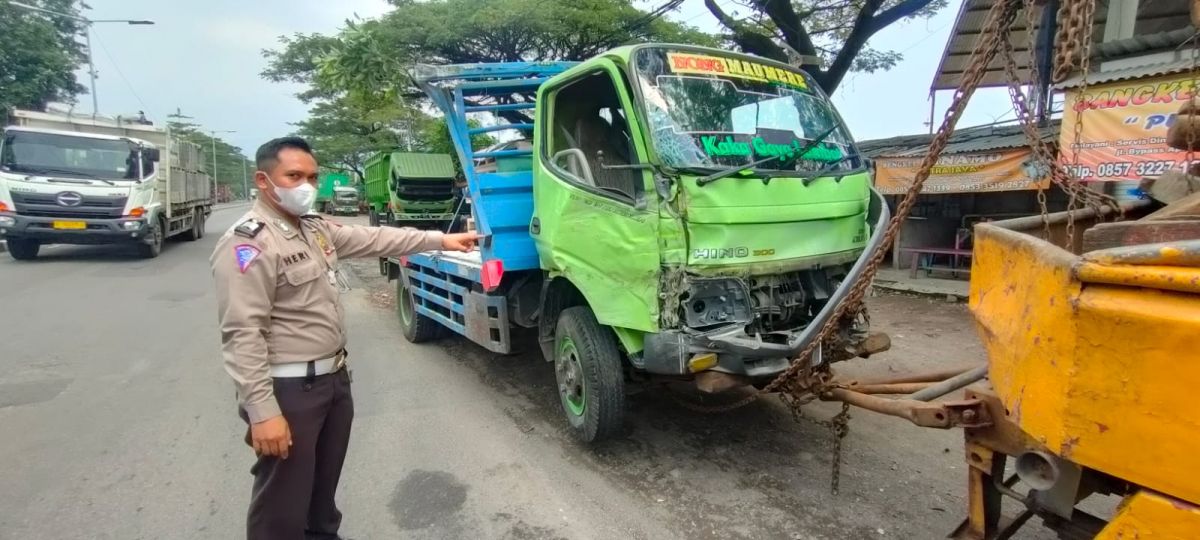 Truk Hino tabrak pemotor hingga tewas usai ditabrak truk misterius. (Foto: Polres Pasuruan/jatimnow.com)