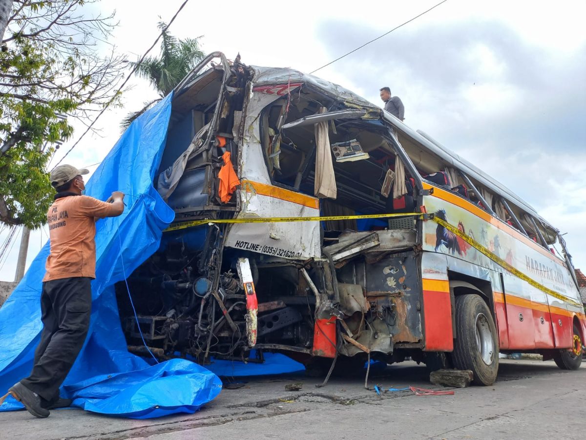 Kondisi bus usai tertabrak kereta api.(Foto: Bramanta Pamungkas)