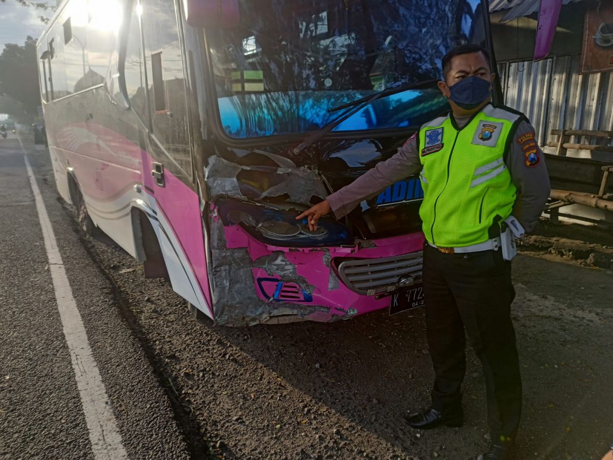 Bus tabrak Tossa pengangkut buruh tani di Lamongan. (Foto: Unit Gakkum Polres Lamongan/jatimnow.com)