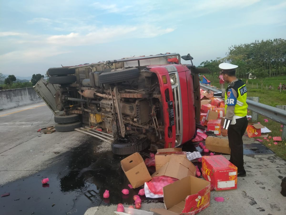 Lokasi kecelakaan mobil boks dengan truk di Tol Nganjuk-Madiun.(Foto: Satlantas Polres Madiun/jatimnow.com)