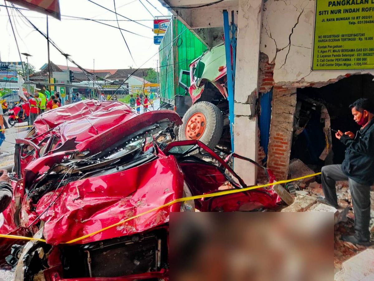 Diseruduk Truk Kontainer di Bungah Gresik, Sopir Ertiga Tewas