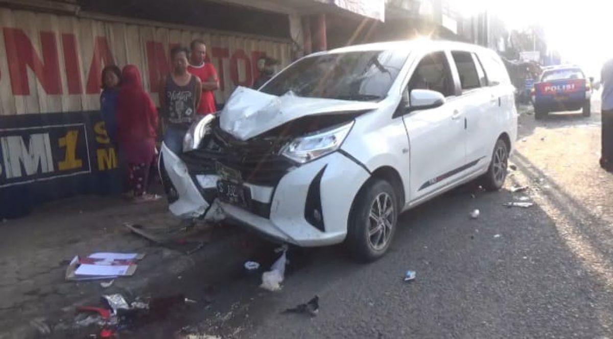 Kondisi Toyota Calya yang tabrak nenek dan cucunya di Mojoagung, Jombang. (Foto: Elok Aprianto/jatimnow.com)