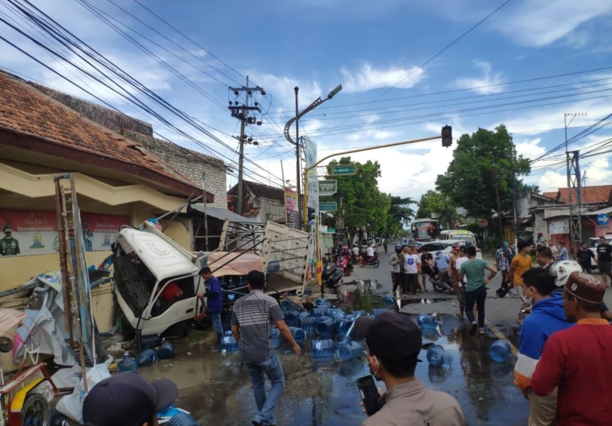 Truk bermuatan galon air terguling usai menghindari pemotor di Jalan Trunojoyo. (Foto: Fathor Rahman/jatimnow.com)