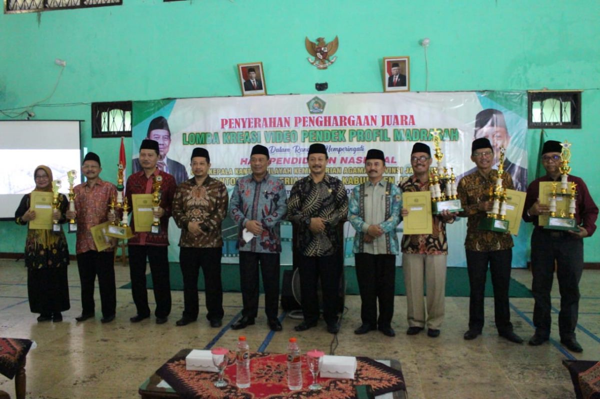 Para pemenang lomba adu konten kreasi profil sekolah.(Foto: Elok Aparianto)