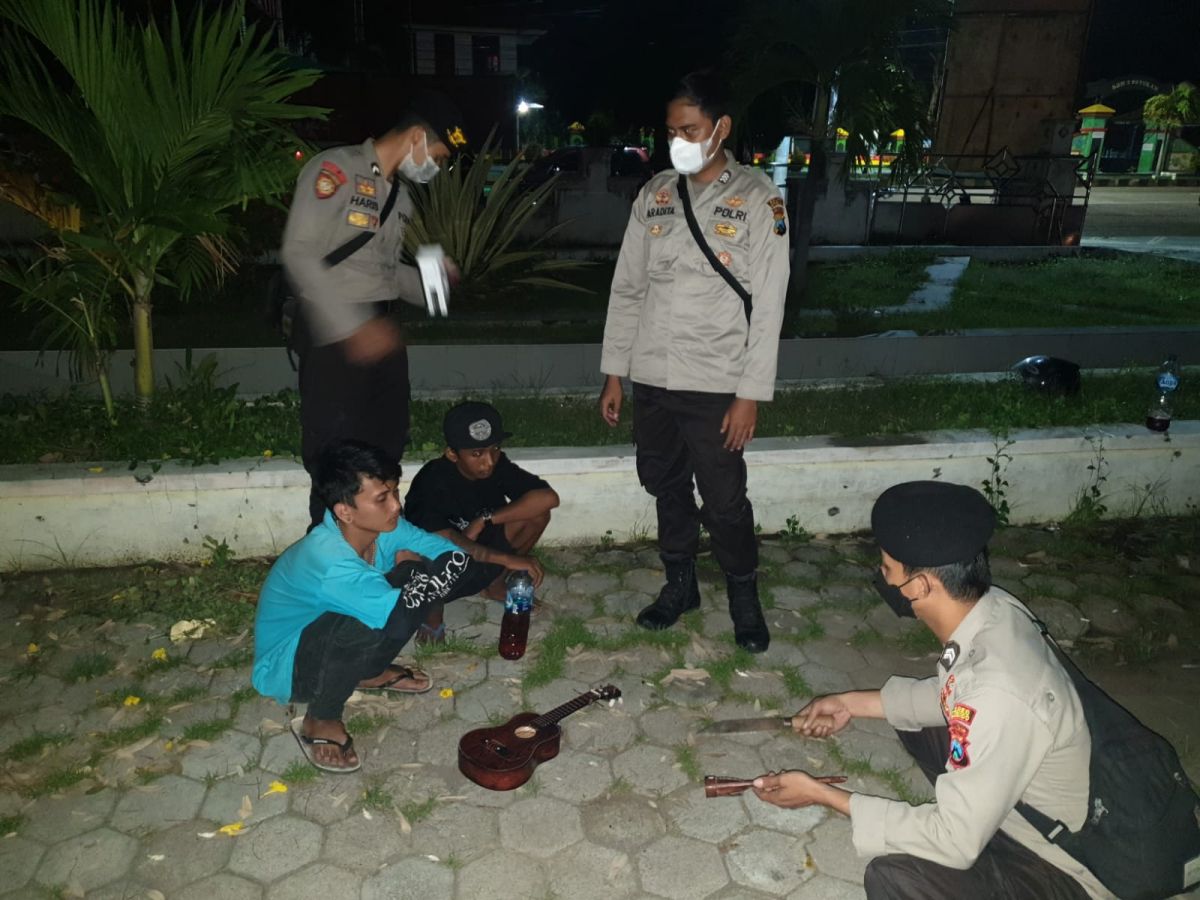 Asyik Tenggak Miras Oplosan, 2 Remaja di Situbondo Terjaring Razia