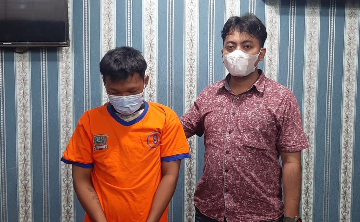 Tersangka pencurian handphone saat diamankan di Polsek Sawahan. (Foto: Polsek Sawahan for jatimnow.com).