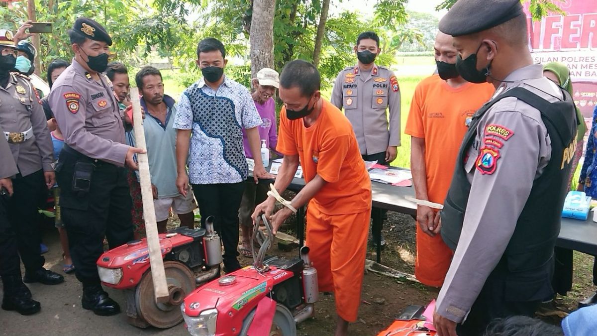 Pelaku pencurian mesin diesel traktor bajak sawah di Trenggalek. (Foto: Humas Polres Trenggalek for jatimnow.com)