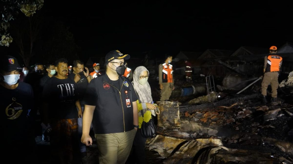 Bupati Kediri Hanindhito Himawan Pramana mengecek langsung lokasi kebakaran Pasar Tradisional Ngadiluwih, di Desa Purwokerto.(Foto : Humas Pemkab Kediri/Jatimnow.com)