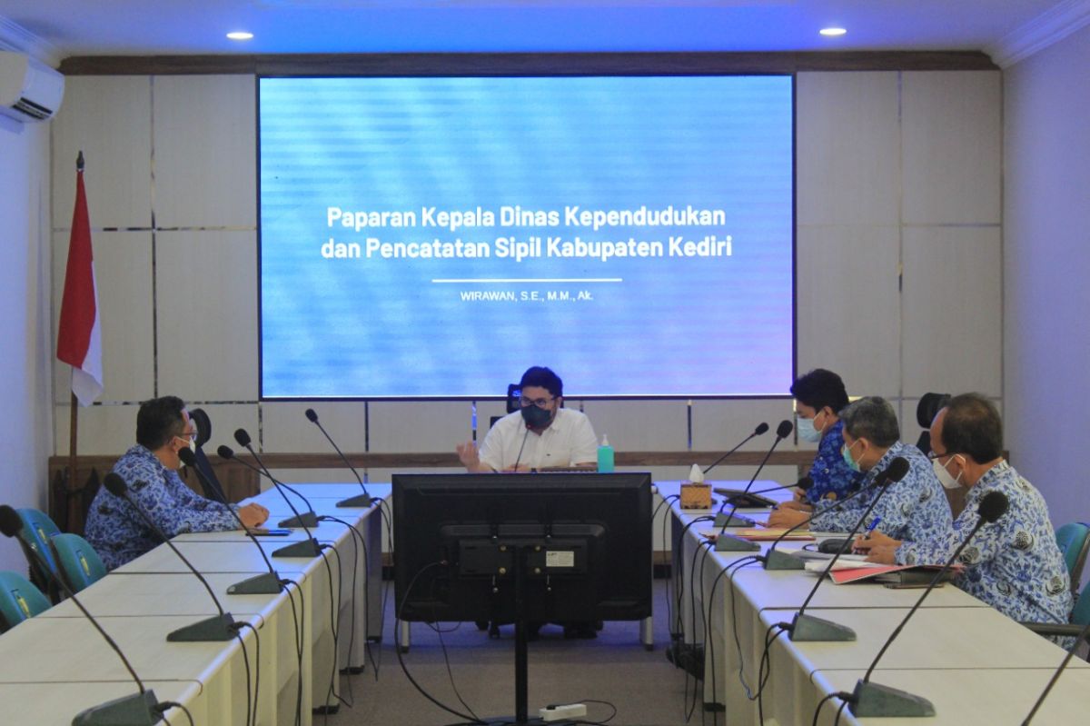 Rapat koordinasi Dukcapil bersama Bupati Kediri Hanindhito Himawan Pramana. (Foto: Humas Pemkab Kediri/jatimnow.com)