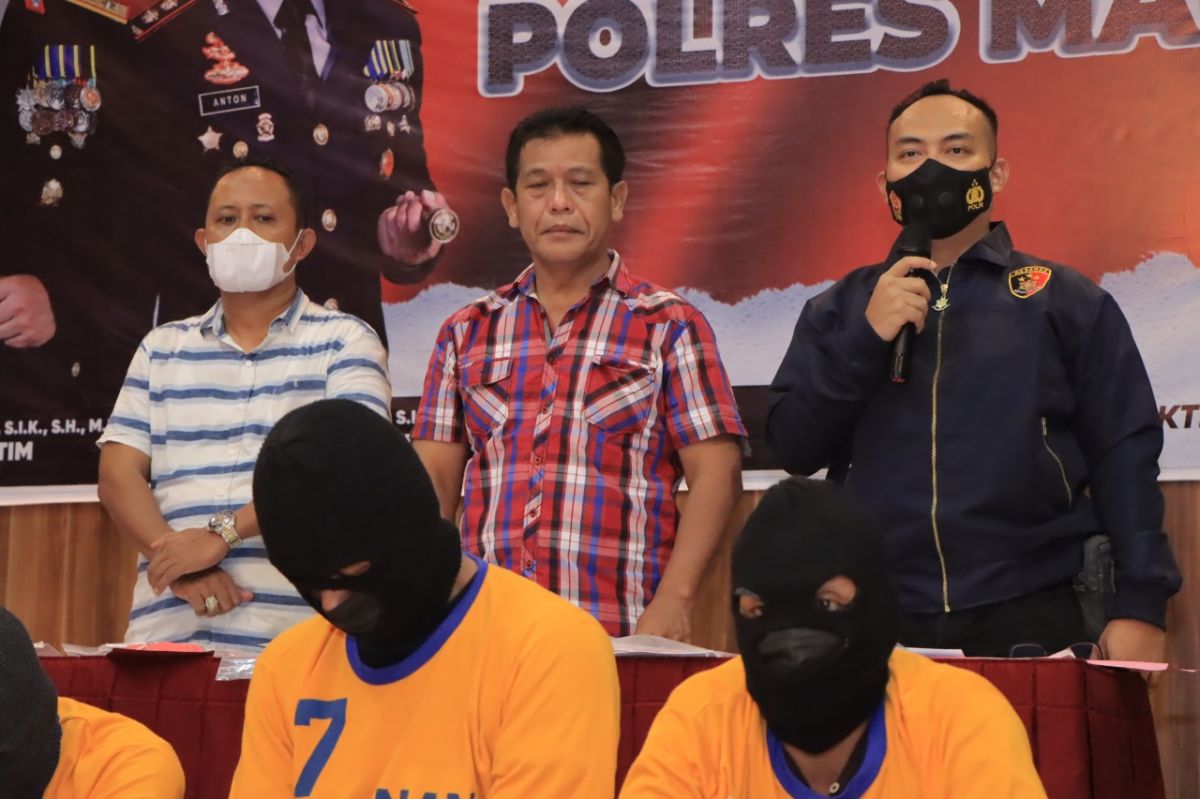 Pelaku yang menjual istri sendiri (tengah) (Foto: Humas Polres Madiun/jatimnow.com)