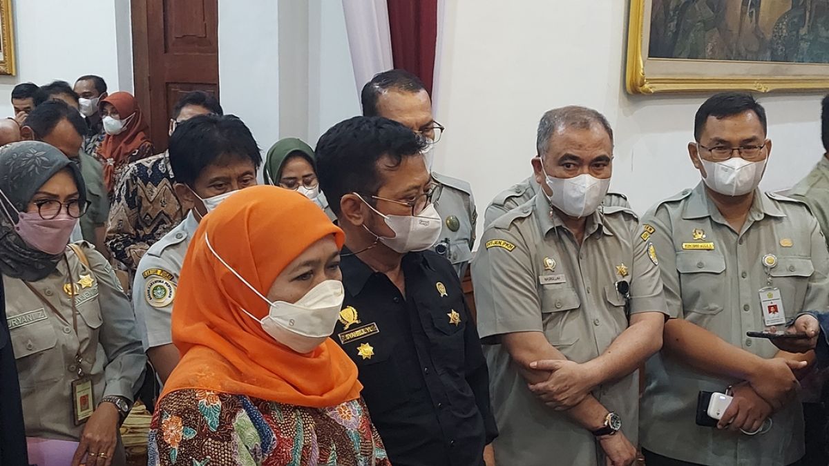 Menteri Pertanian Syahrul Yasin Limpo (baju gelap) usai Rapat Koordinasi (Rakor) bersama Forkopimda Jatim di Gedung Negara Grahadi, Surabaya, Senin (9/5/2022) malam.(Foto: Ni`am Kurniawan/jatimnow.com)