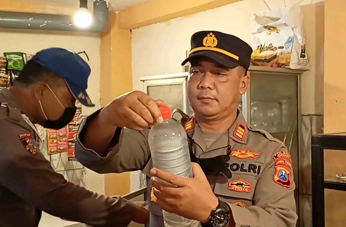Operasi Pekat, Polisi Sita Ratusan Botol Miras dari Warkop di Gresik