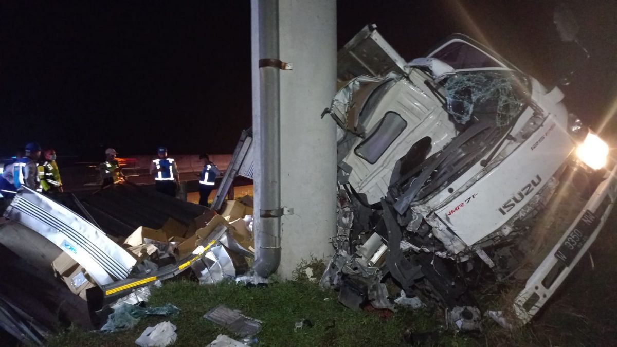 Truk Box Oleng Tabrak Tiang JPO di Tol Ngawi, 2 Warga Surabaya Meninggal Dunia