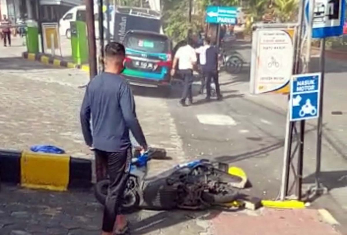 Mobil BPJS Kesehatan tabrak motor dan fasiltas di depan Stasiun Besar Madiun (Foto: Tangkapan layar video Humas Daop 7 Madiun)