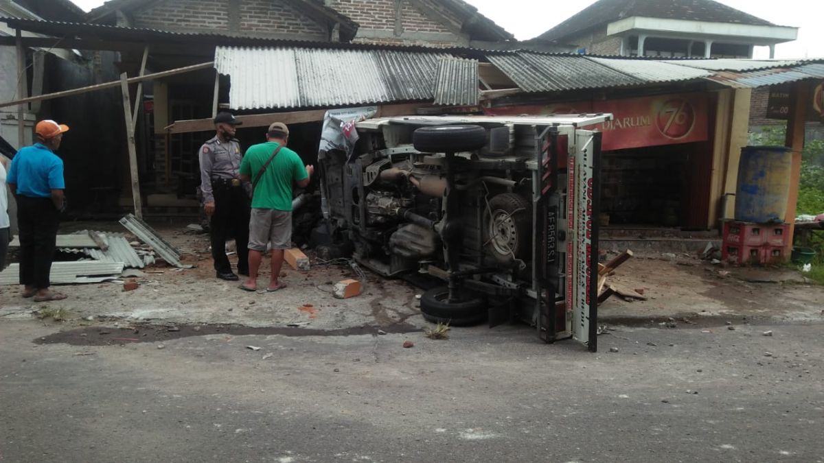 Mobil Pikap di Magetan menghantam warung dan 3 motor yang sedang parkir.(Foto: Humas Polres Magetan/jatimnow.com)