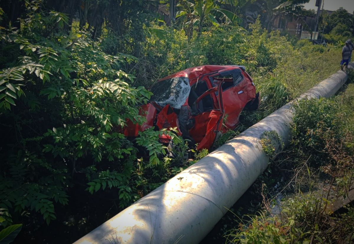 Mobil milik warga Surabaya remuk seusai tertabrak KA di Lamongan. (Foto: Unit Gakkum Polres Lamongan for jatimnow.com)