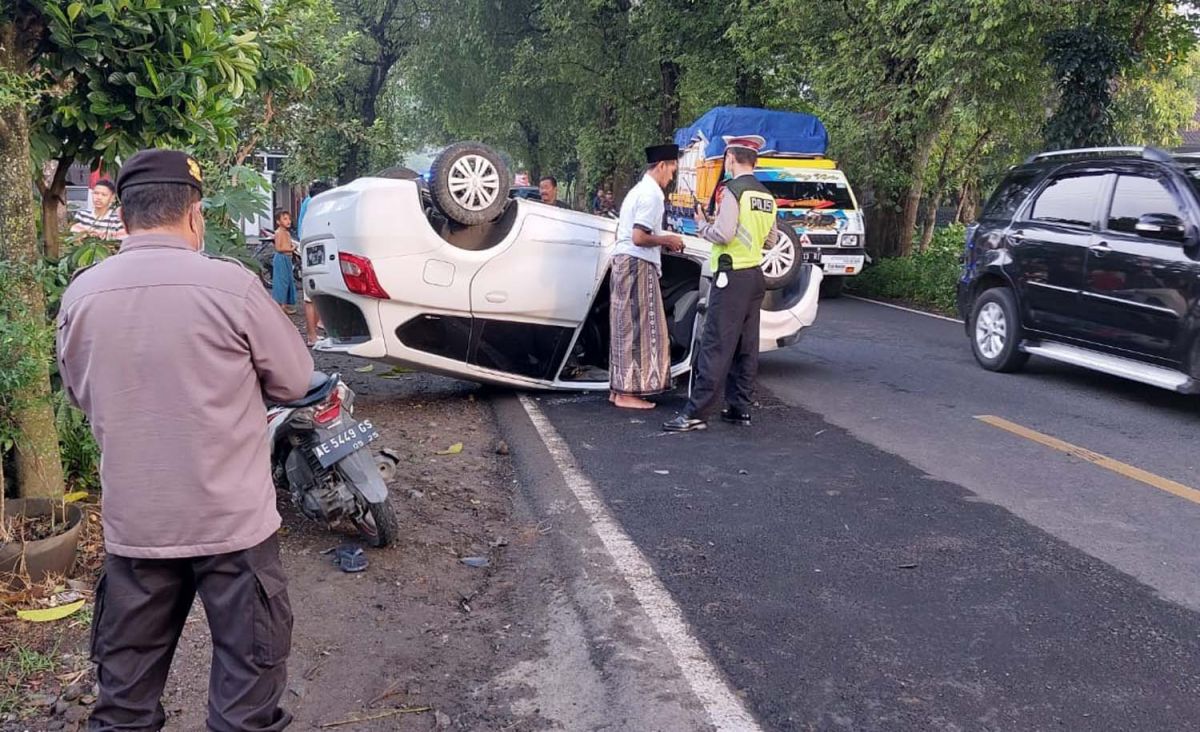 Mobil Datsun Go+ yang terbalik di Tulungagung (Foto: Dok. Polsek Rejotangan)