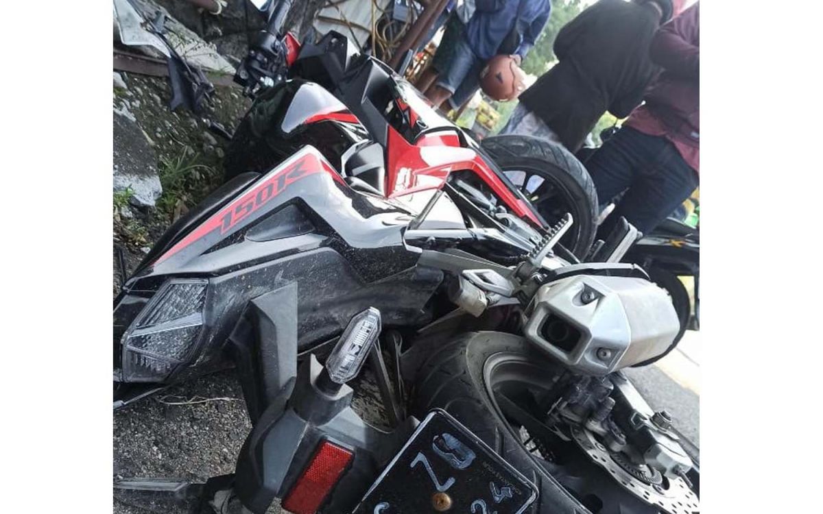 Motor sport yang tabrak pagar di Mojokerto (Foto: WhatsApp grup)