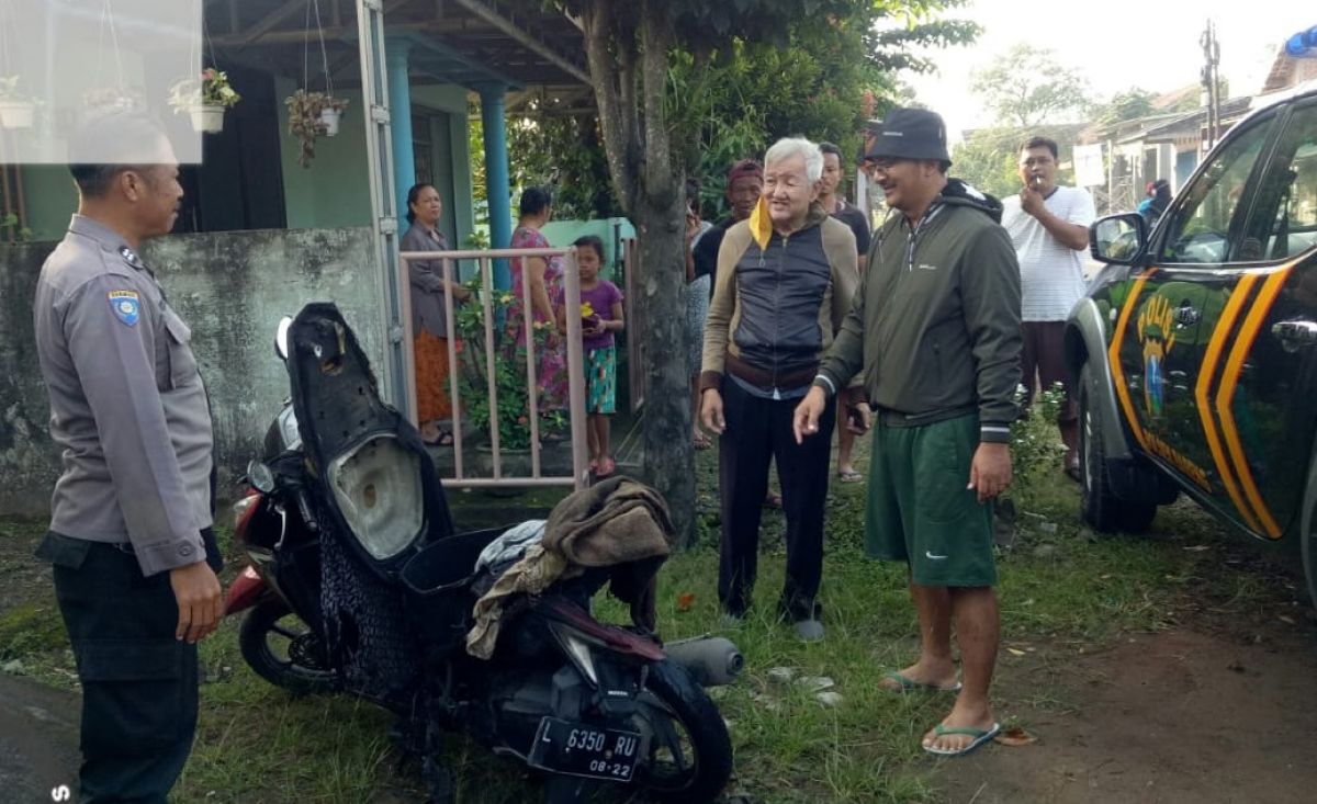 Kondisi motor milik korban yang hangus dan diamankan di Polsek Bareng. (Foto: Polsek Bareng for jatimnow.com)