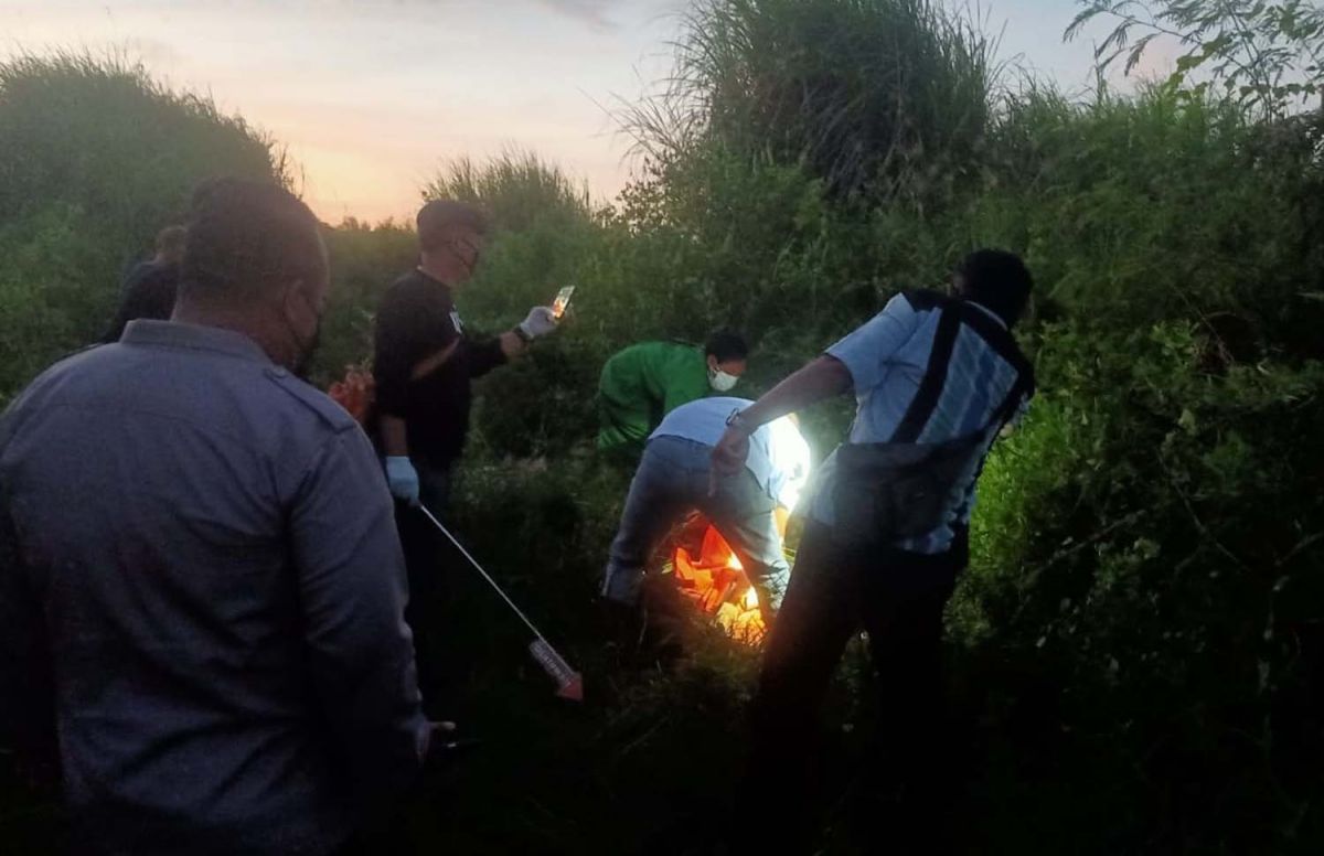 Proses identifikasi dan evakuasi mayat pria misterius di Sidoarjo (Foto: Polsek Jabon)