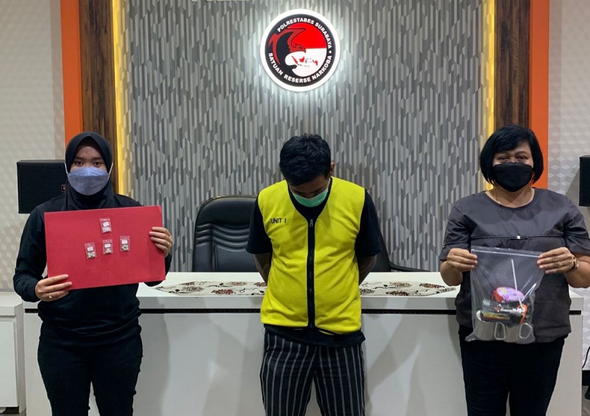 Tersangka OHP diamankan di Mapolrestabes Surabaya. (Foto: Satnarkoba Polrestabes Surabaya for jatimnow.com)