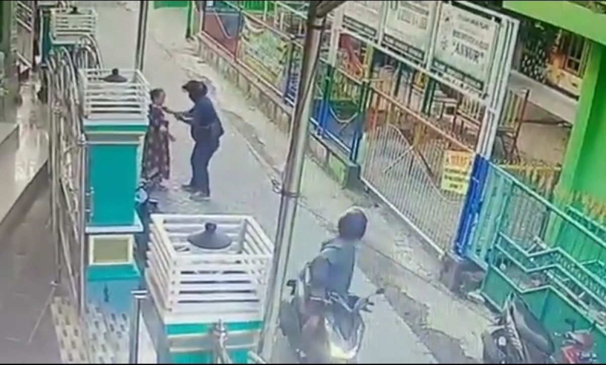 Aksi penjambretan terekam kamera CCTV. (Foto: Tangkapan layar/jatimnow.com)