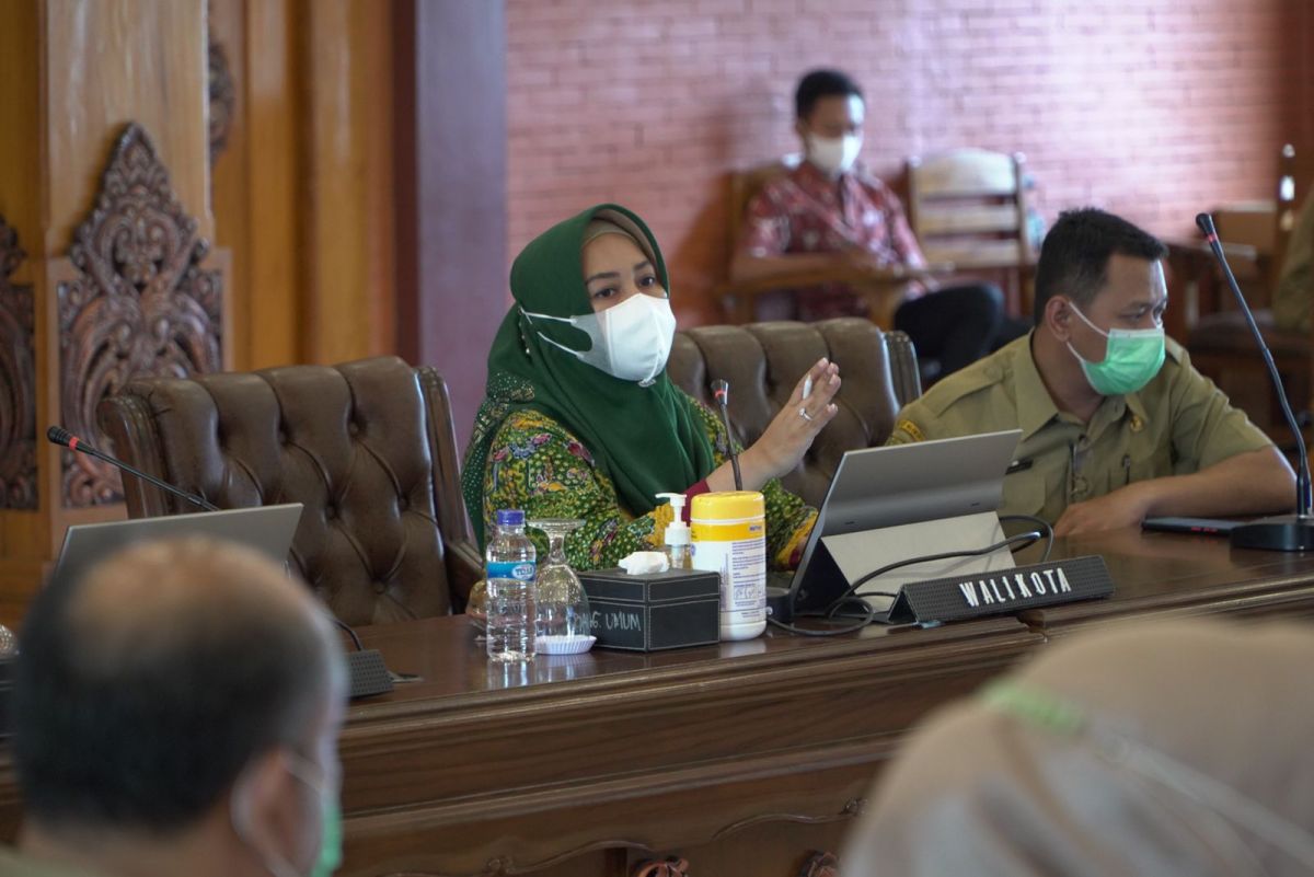 Wali Kota Mojokerto Ika Puspitasari saat rakor dengan DKPP.(Foto: Diskominfo Kota Mojokerto for jatimnow.com)