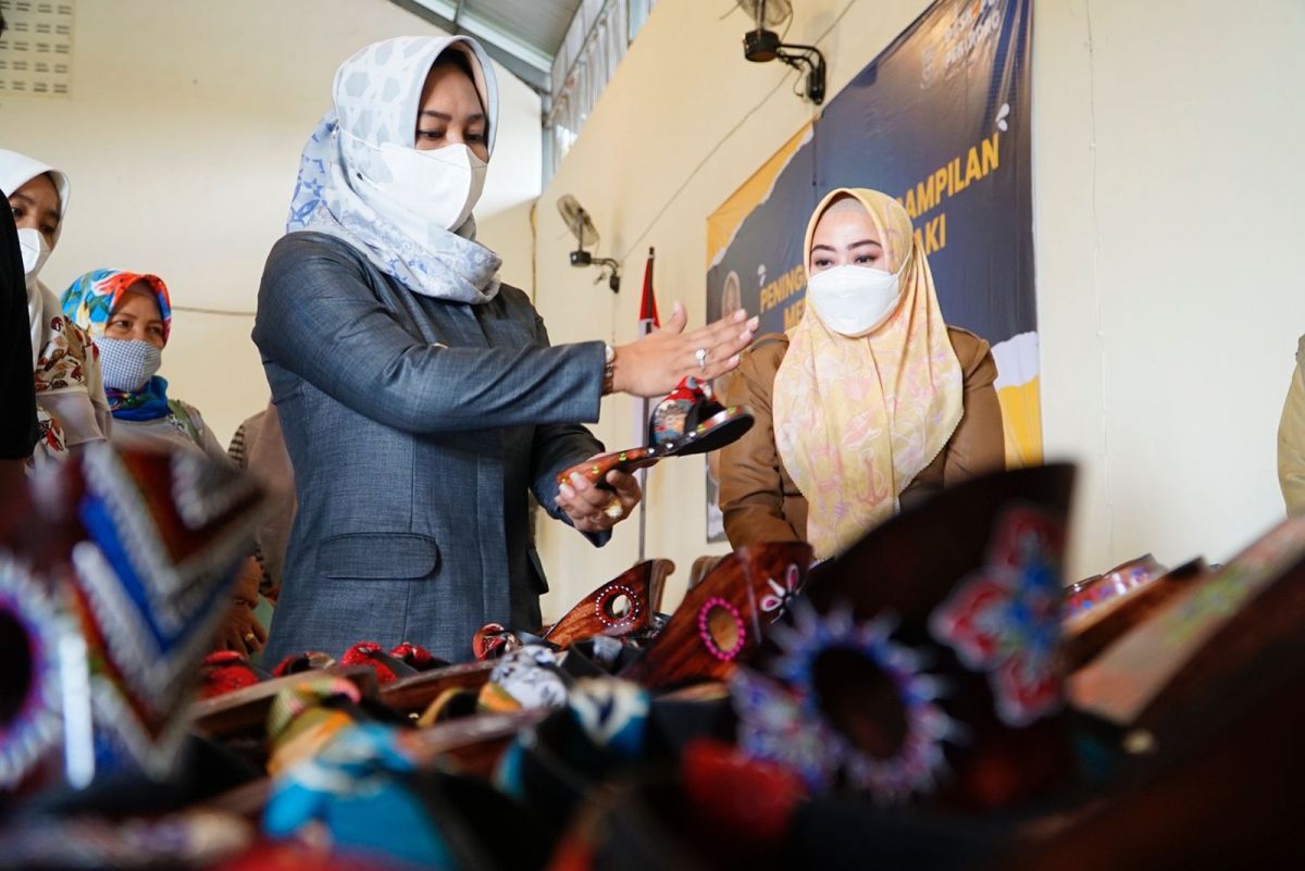 Wali Kota Mojokerto Ika Puspitasari bersama Kepala DiskopUKMperindag Ani Wijaya.(Foto: Diskominfo Kota Mojokerto for jatimnow.com)