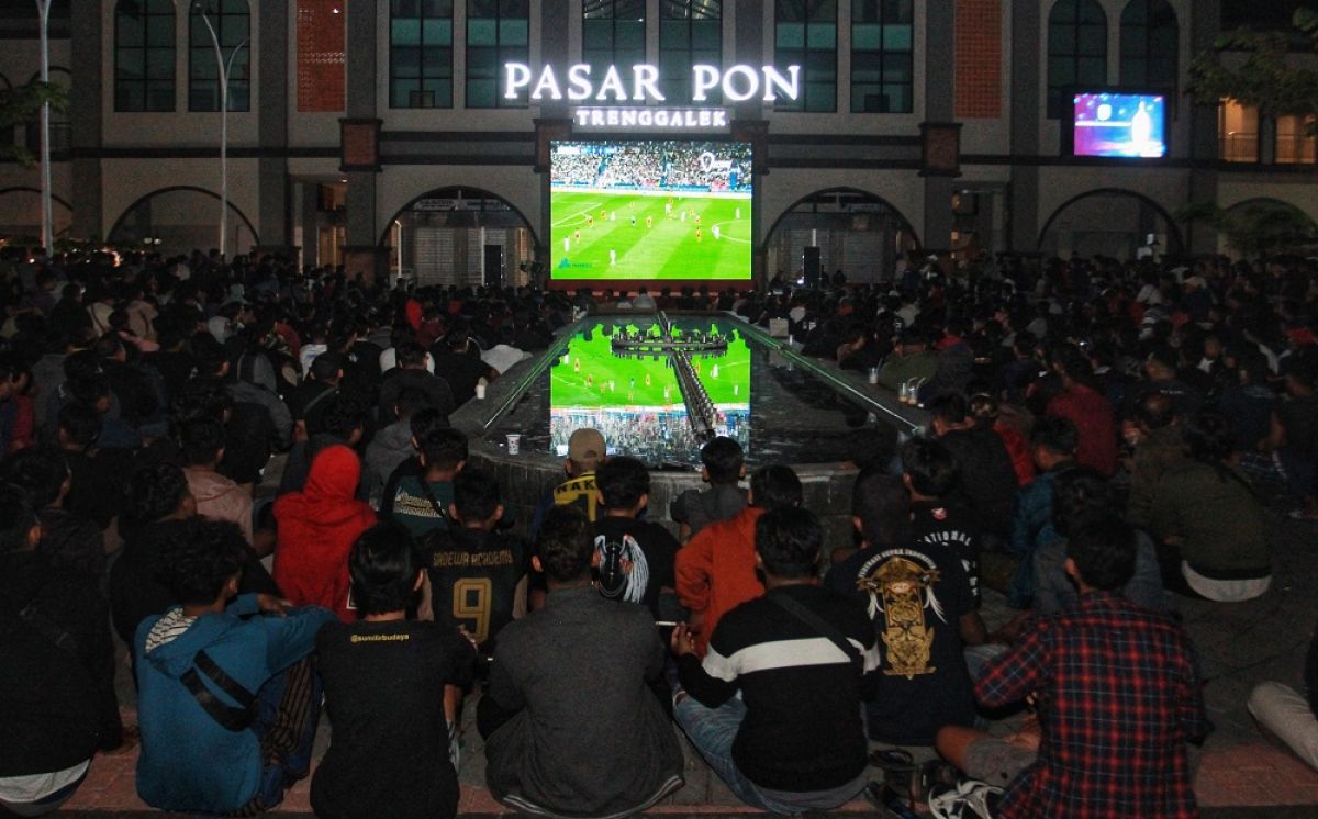 Suasana Nobar yang digelar di halaman Pasar Pon Trenggalek. (Foto-foto: Fajar Mujianto/jatimnow.com)