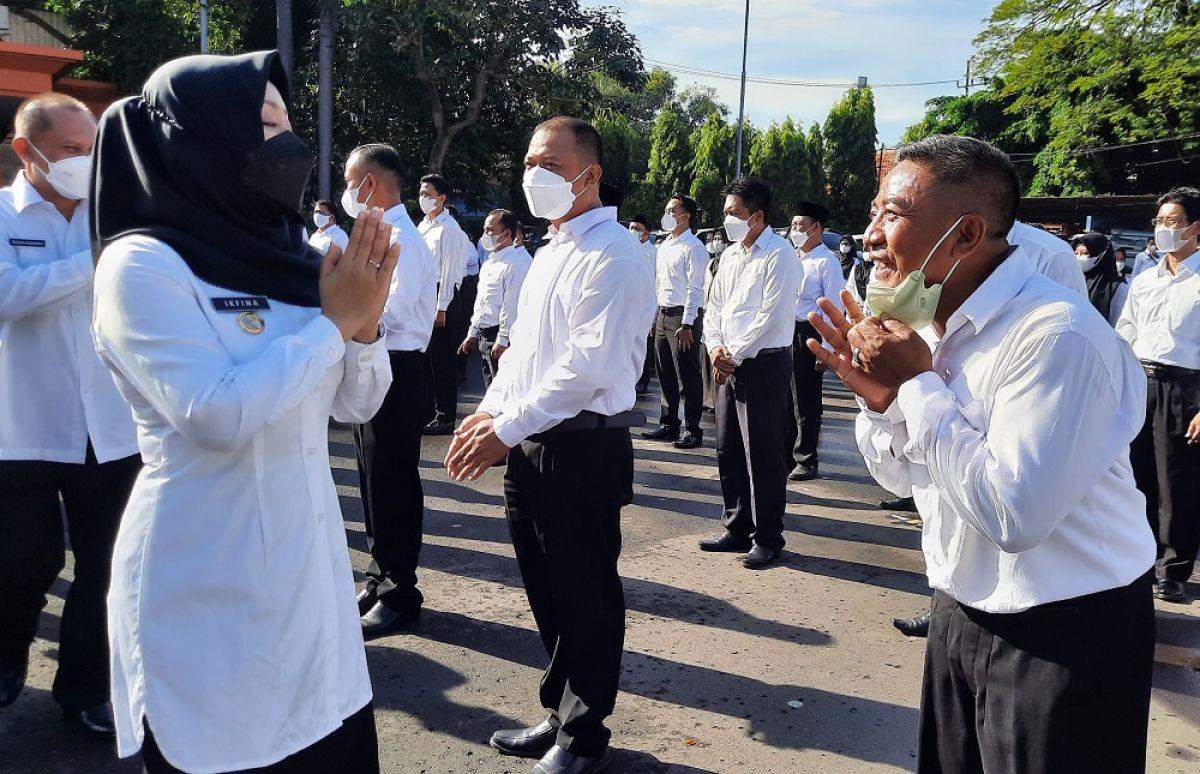 Bupati Mojokerto Ikfina Fahmawati saat mengucapkan selamat ke pegawai yang diangkat PPPK. (Foto: Achmad Supriyadi/jatimnow.com)