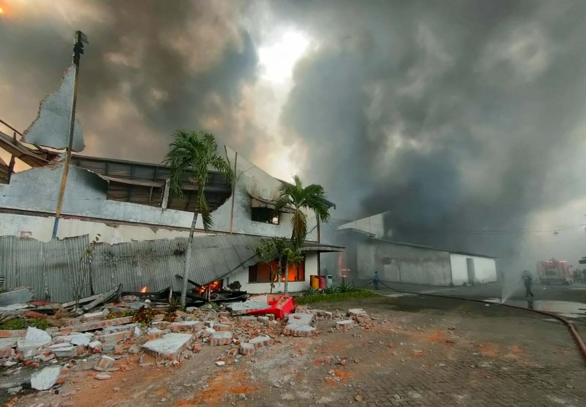 Pabrik pengolahan rotan di Trosobo, Taman, Sidoarjo yang terbakar (Foto: Zainul Fajar/jatimnow.com)