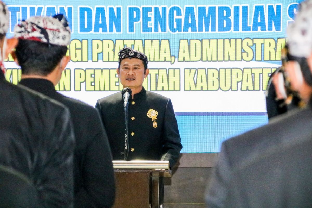 Bupati Lamongan Yuhronur Efendi, saat melantik 92 ASN di lingkungan Pemkab Lamongan. (Foto: Humas Pemkab Lamongan/jatimnow.com)
