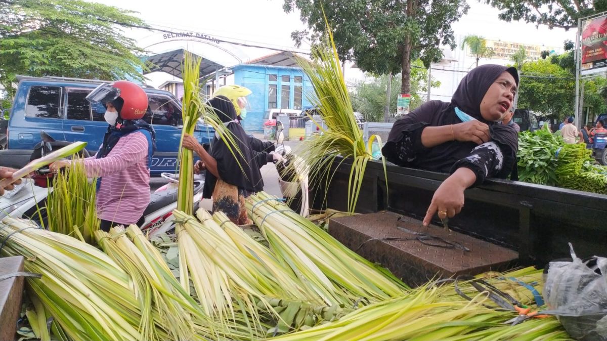 Aktifitas pedagang janur di Lamongan yang mulai kebanjiran pembeli menyambut Lebaran Ketupat.(Foto : Adyad Ammy Iffansah)
