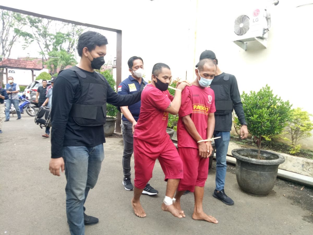 Tersangka saat diamankan di Polres Pasuruan Kota.(Foto: Moch Rois)