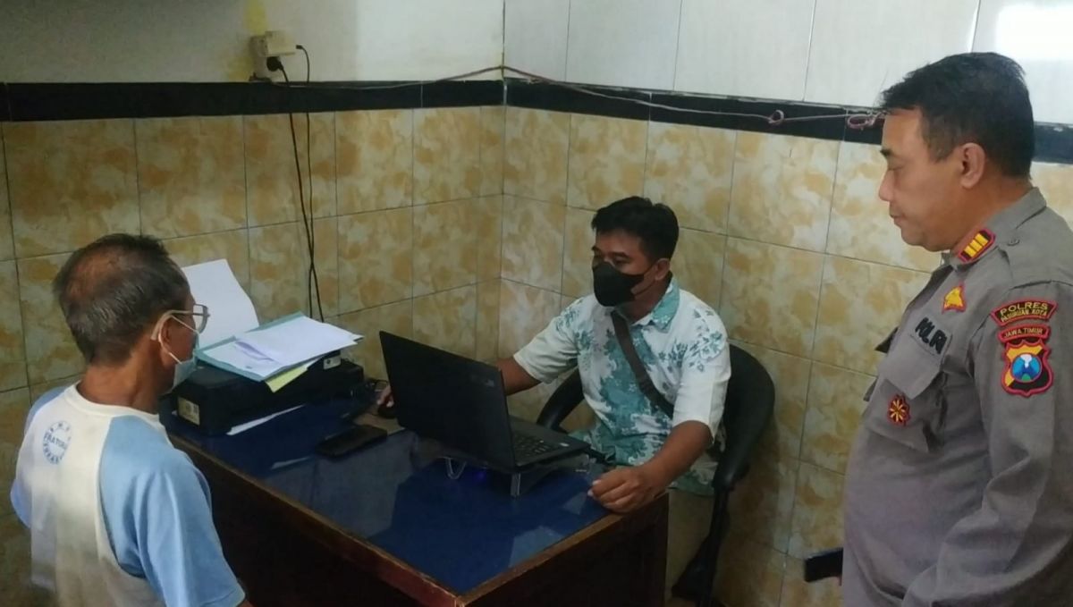 Pelaku menjalani pemeriksaan di Mapolsek Purworejo. (Foto: Humas Polsek Purworejo)